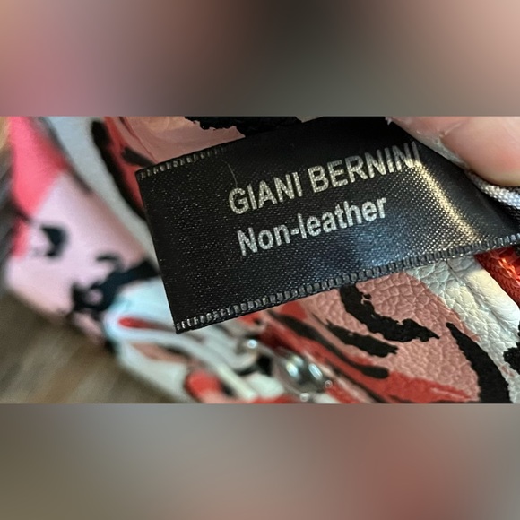 NWOT Giani Bernini crossbody bag. Non-leather. Adjustable strap. - Picture 11 of 15